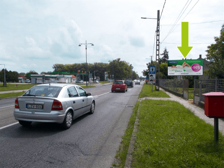 Komárom – Mártírok útja, a LIDL üzlettel szemben (Hegyeshalom–Budapest) jobb oldal
