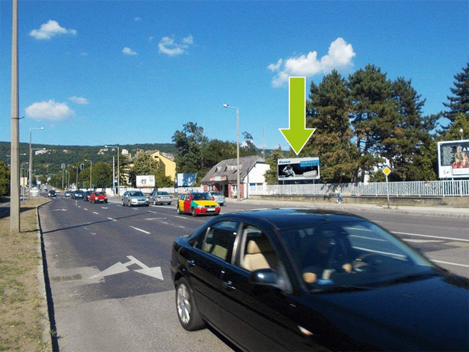 Tatabánya – Dózsa Gy. út – Turul u. sarok után, a buszmegállónál, centrum felé