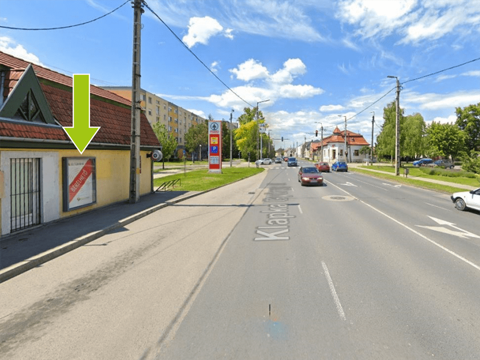 Komárom – 1-es főút, Klapka György út buszmegállóban, Igmándi úti körforgalom előtt 100méterrel. 2.