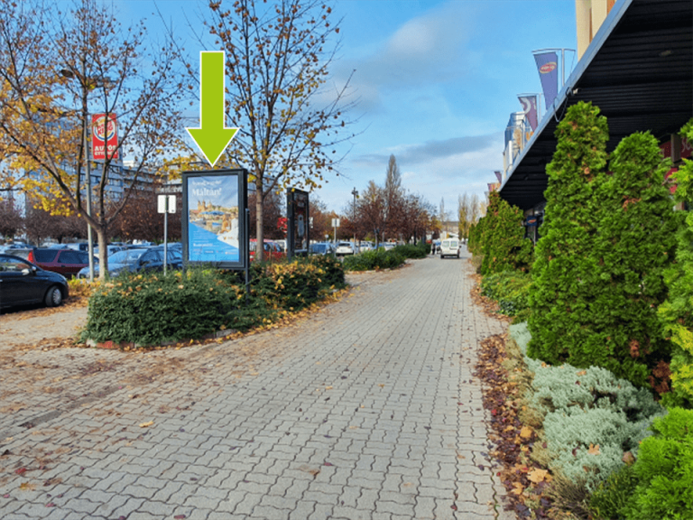 Budapest XI. kerület – Budafoki út 165., Újbuda Center parkoló, É-i bejárattól 10., üzletsorra merőleges, TESCO felé néző