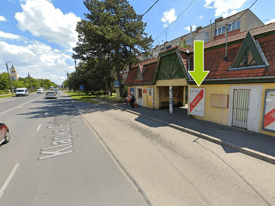 Komárom – 1-es főút, Klapka György út buszmegállóban, Igmándi úti körforgalom előtt 100méterrel. 1.