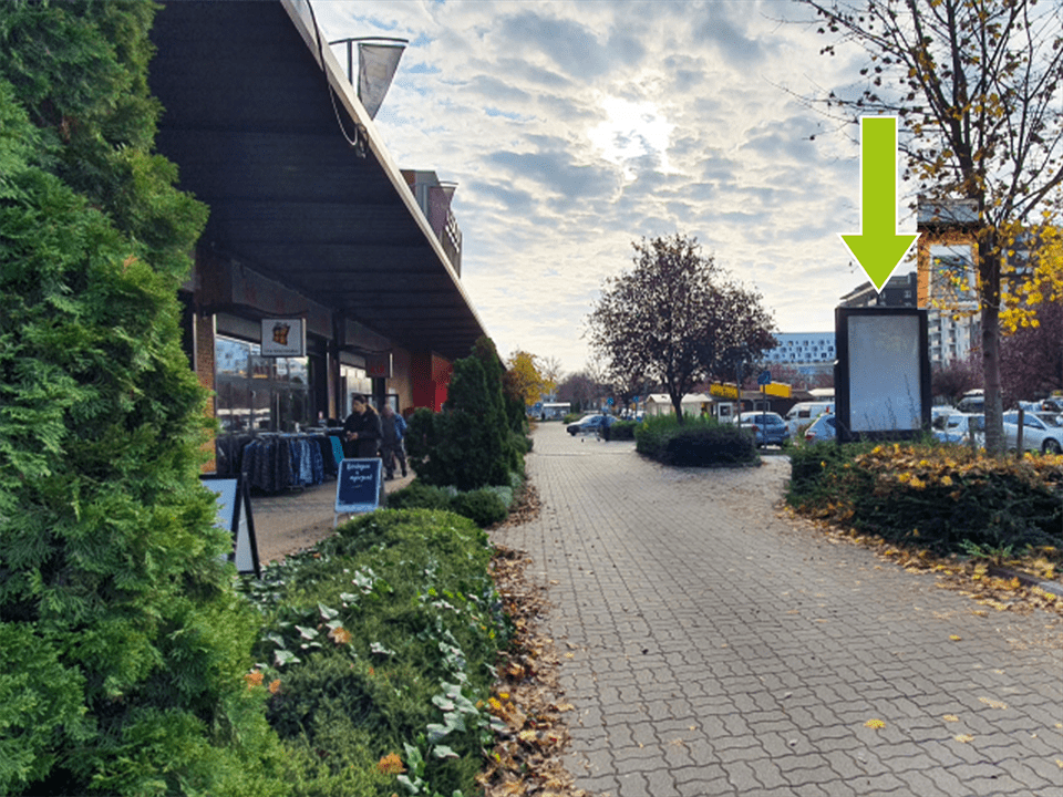 Budapest XI. kerület – Budafoki út 165., Újbuda Center parkoló, É-i bejárattól 9., üzletsorra merőleges, É-i bejárat felőlD-i kijárat felé
