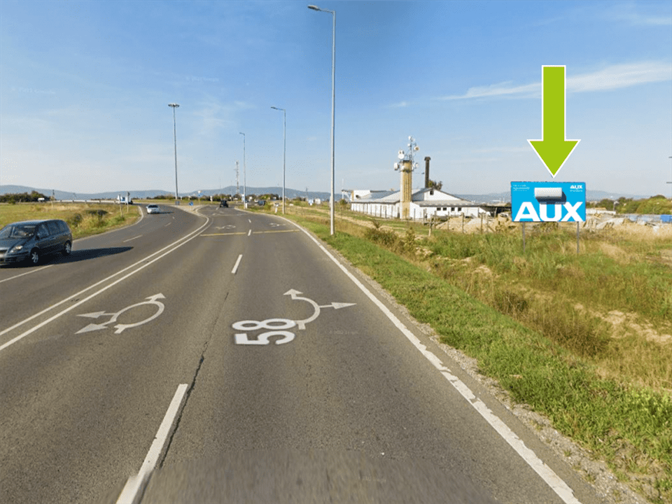 Pécs – 58-as főút, II. János Pál út centrum és TESCO felé, körforgalom előtt 100m