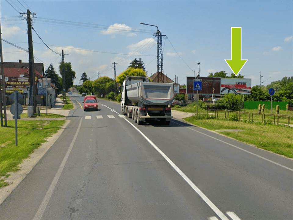 Komárom – 1-es főút, Petőfi u 94., centrum felé. Jobb