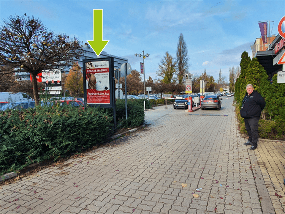 Budapest XI. kerület – Budafoki út 165., Újbuda Center parkoló, É-i bejárattól 2., üzletsorra merőleges, É-i kijárat felé TESCO felől