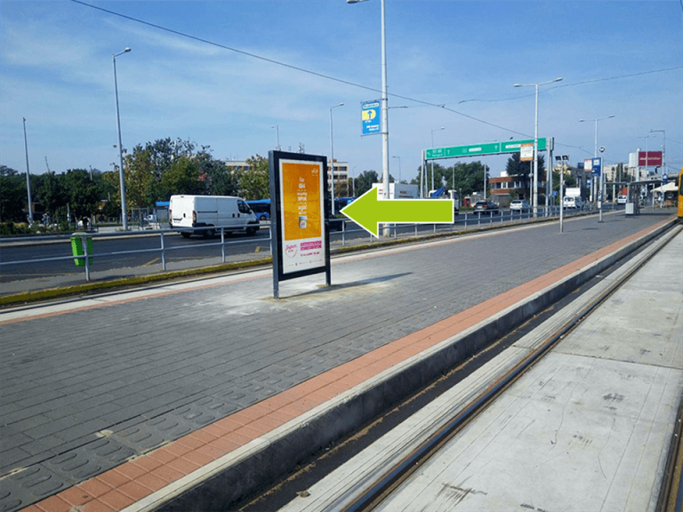 Budapest XIX. kerület – Üllői út-Határ út, 50-es villamos megállója bevásárlóközpont felé