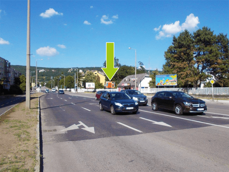 Tatabánya – Dózsa Gy. út – Turul u. sarok után, centrum felé